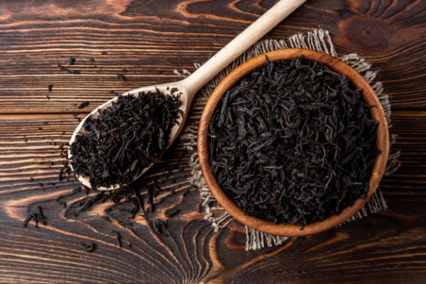 vitalisierende Tees schwarzer Tee gesund und nützlich beliebter Muntermacher gegen Frühjahrsmüdigkeit