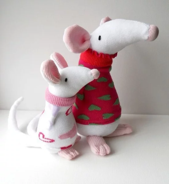 zwei lustige, weiße Ratten aus Socken gebastelt 