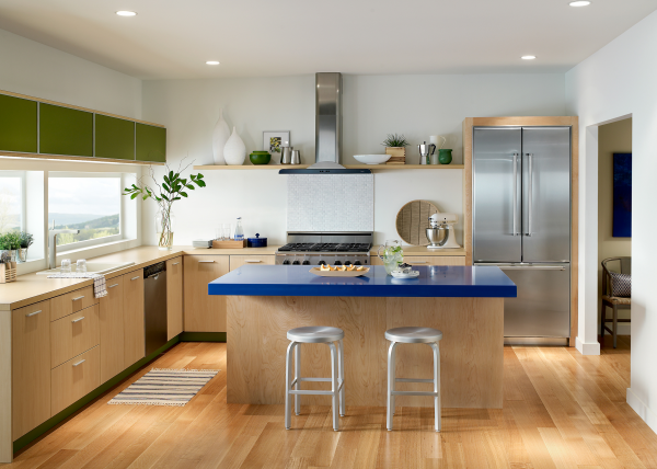 Aktuelle Wandfarben gebrochenes Weiß an den Wänden moderne Küche viel Holz moderne Küchengeräte Kücheninselplatte in Marineblau