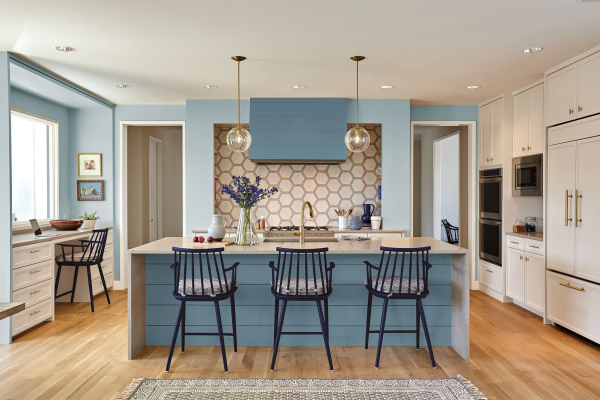 Aktuelle Wandfarben große schöne Küche in hellem Beige und Pastellblau einladend schick