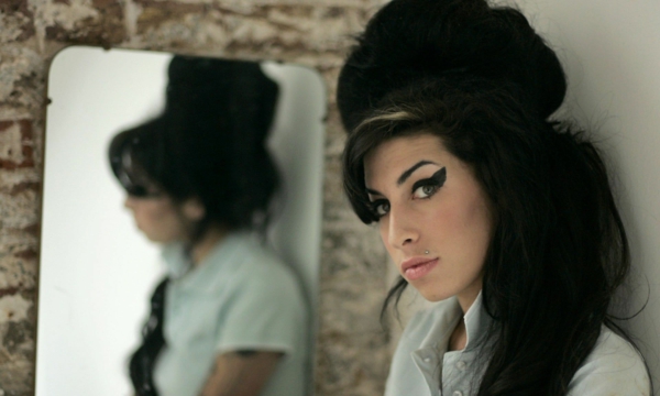 Amy-Winehouse--Beehive Frisur Retro Frisuren Bienenstock