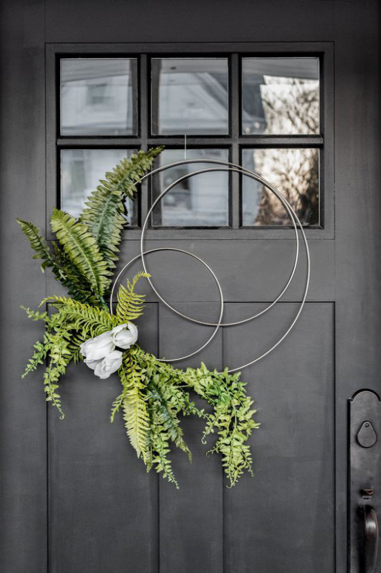 Frühlingskränze drei Metallringe verschieden im Durchmesser an der Tür grüne Farnblätter