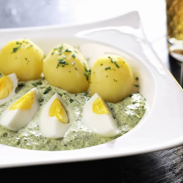 Gründonnerstag grüne Speisen traditionelle Rezepte Kartoffeln mit gekochten Eiern in grüner Soße