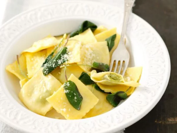 Gründonnerstag grüne Speisen traditionelle Rezepte Maultaschen mit Bärlauch-Pesto Füllung
