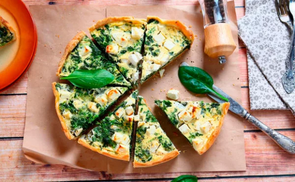Gründonnerstag grüne Speisen traditionelle Rezepte Pizza mit Spinat