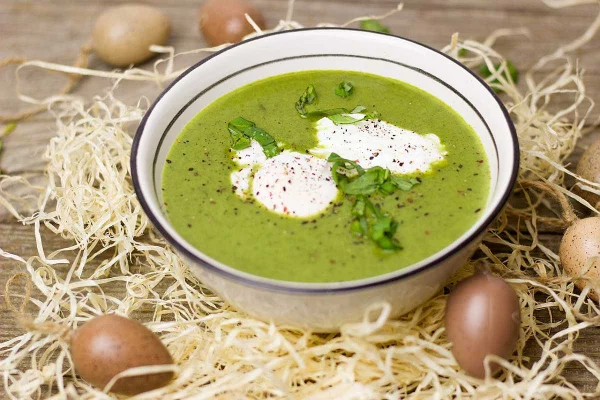 Gründonnerstag grüne Speisen traditionelle Rezepte grüne Spinat-oder Mangold Suppe Eier