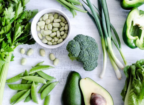 Gründonnerstag grüne Speisen traditionelle Rezepte viel grünes Gemüse grüne Bohnen Frühlingszwiebeln Avocado Brokkoli