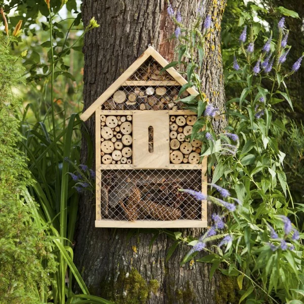 Insektenhotel basteln und den Frühlingsgarten mit freudigen Summen erfüllen bienen hotel umwelt natur