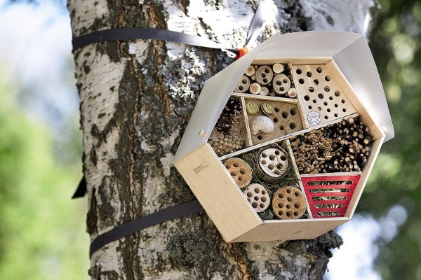 Insektenhotel basteln und den Frühlingsgarten mit freudigen Summen erfüllen geometrisch modern praktisch
