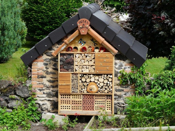 Insektenhotel basteln und den Frühlingsgarten mit freudigen Summen erfüllen hotel mit dach bauen