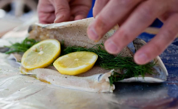 Karfreitag Fischtag wie die Tradition vorgibt Forelle in Folie im Ofen backen