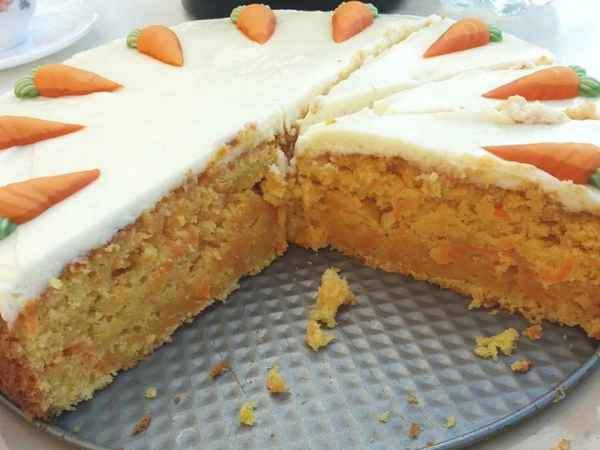 Traditionelle Osterspezialität – zwei Karottenkuchen Rezepte wie aus ...