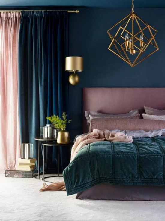 Mauve Farbe Extravaganz im Schlafzimmer Malvenfarbe dunkle Farbtöne Smaragdgrün gewisse Exotik