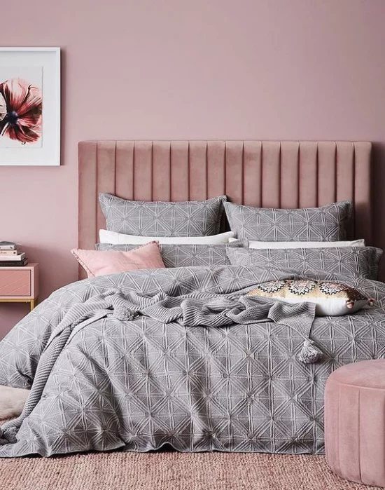 Mauve Farbe Schlafzimmer stilvolle Raumgestaltung Malvenfarbe blasse Nuance helles Grau Bettbezug