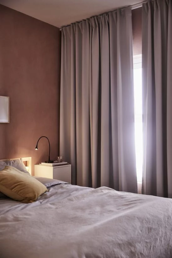 Mauve Farbe ansprechende Raumgestaltung Gemütlichkeit pur Schlafzimmer Gardinen Nachttischlampe