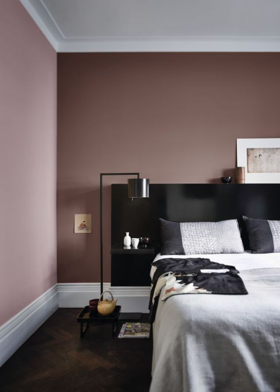 Mauve Farbe elegantes Schlafzimmer Weiß Schwarz Malvenfarbe unschlagbares Farbtrio