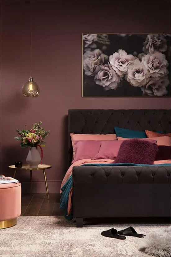 Mauve Farbe exotischer Look im Schlafzimmer dunkle Farbtöne starker visueller Effekt