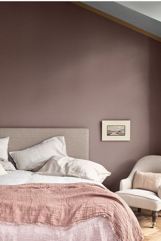 Mauve Farbe gemütliche Raumatmosphäre Schlafzimmer Wandfarbe helles Bettzeug Tagesdecke