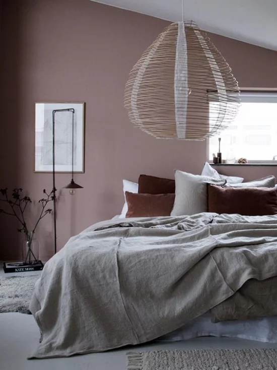 Mauve Farbe gemütliches Schlafzimmer großes Bett überdimensionierte Hängelampe