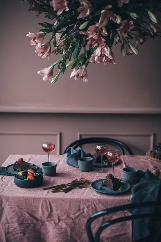 Mauve Farbe im Esszimmer romantische Gestaltung Tischdecke Wände Blumen dunkelgrünes Geschirr überwältigend wirken