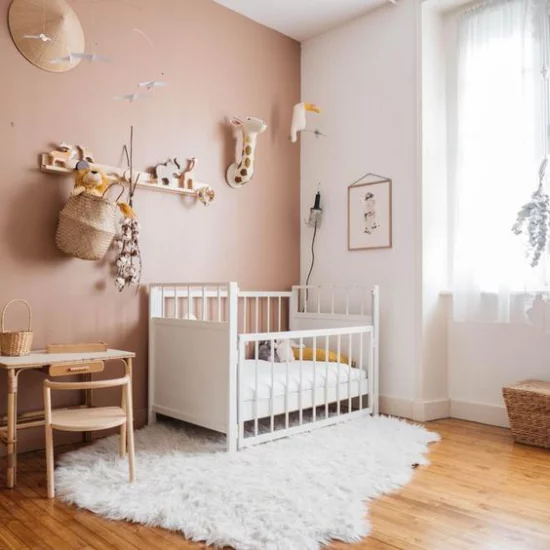 Mauve Farbe im Kinderzimmer mit Weiß gepaart Bett Fellteppich gemütliche Raumgestaltung