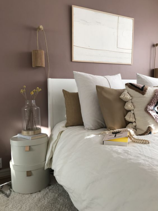 Mauve Farbe im Schlafzimmer Schlafbett Bettzeug große Kissen Wandbild rustikaler Stil