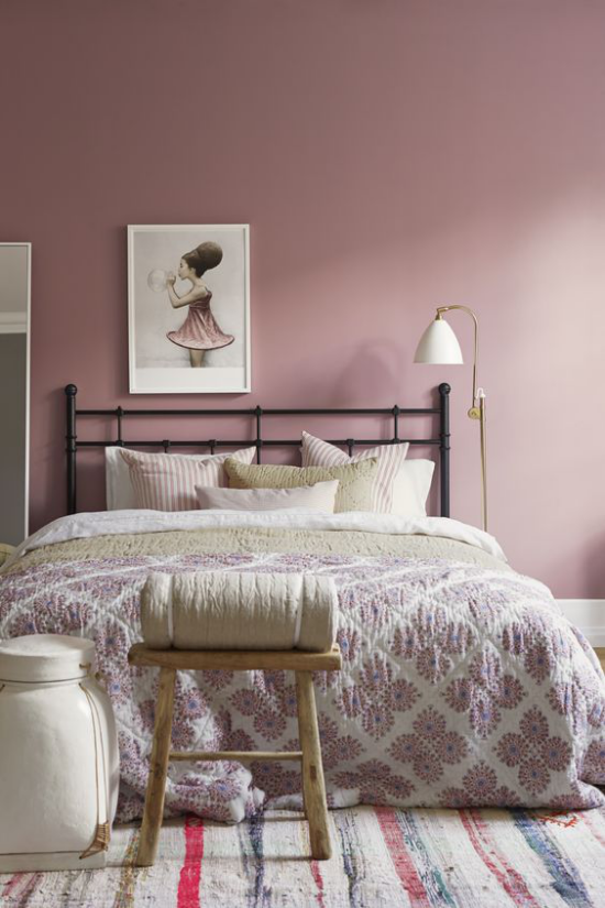 Mauve Farbe im Schlafzimmer großes Bett helles Bettzeug Bettdecke Wandbild