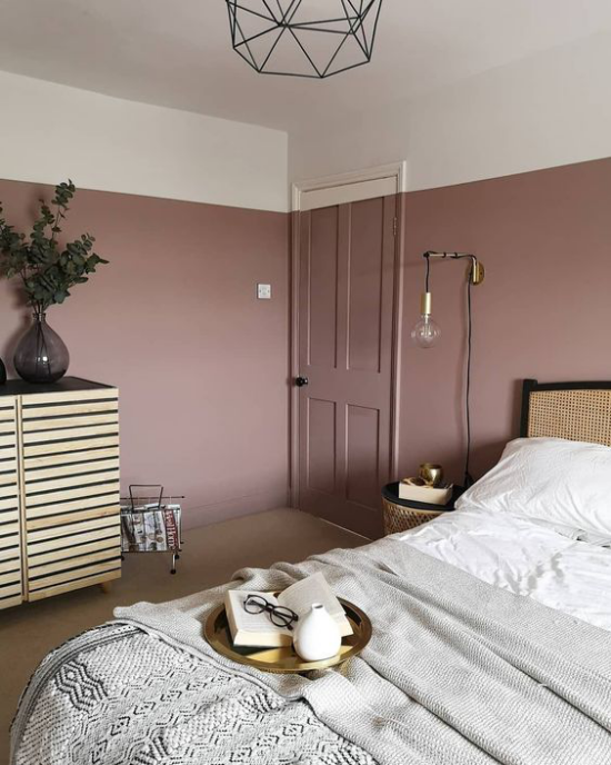 Mauve Farbe im Schlafzimmer malvenfarbene Wände hellgraues Bettzeug Bettdecke