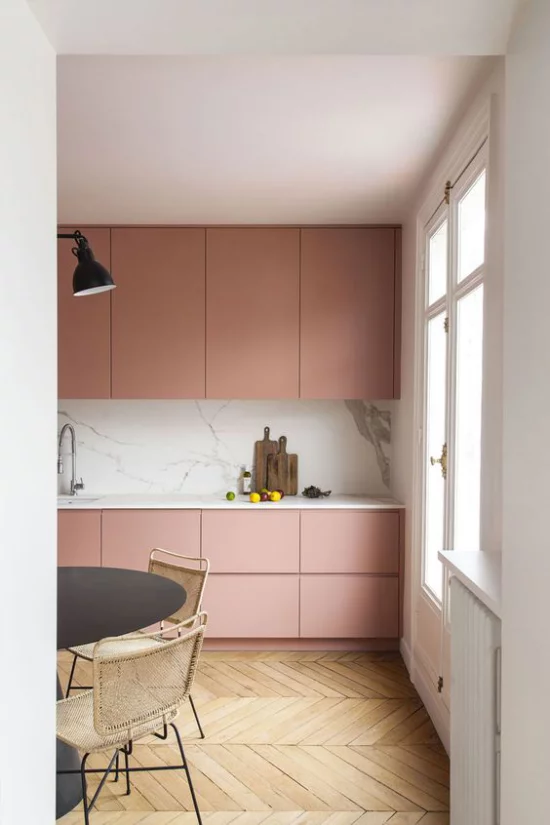 Mauve Farbe in der Küche mit hellem Holz gepaart Küchenrückwand aus Marmor