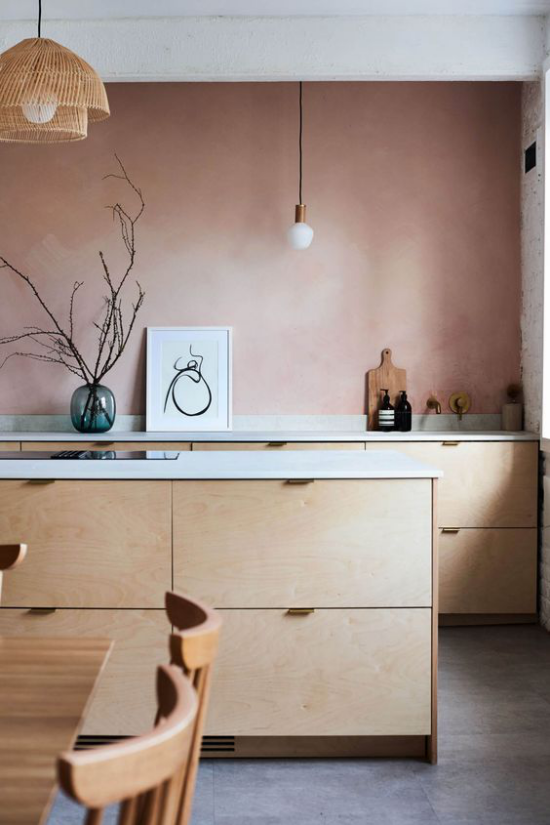 Mauve Farbe in der Küche sehr schlichte elegante Raumgestaltung Kücheninsel Schränke helle Farben
