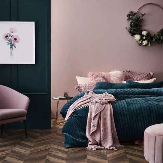 Mauve Farbe romantische Raumgestaltung im Schlafzimmer Malvenfarbe Smaragdgrün