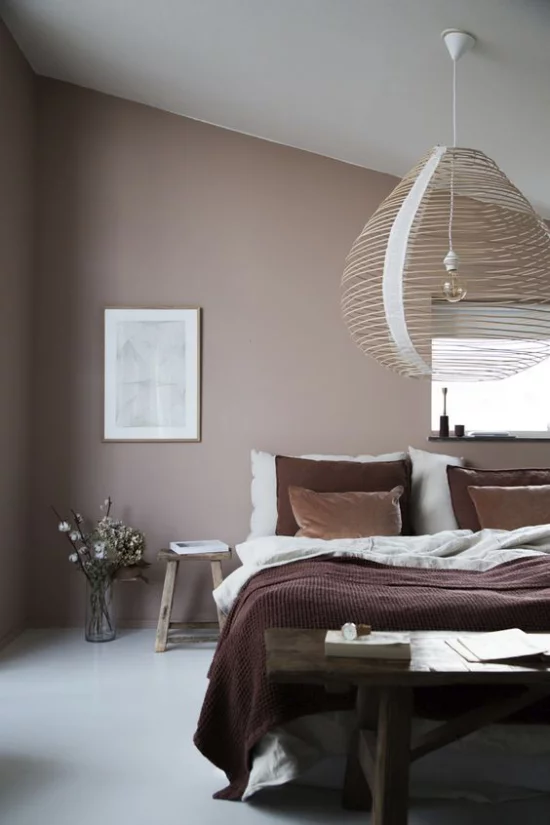 Mauve Farbe stilvolle Raumgestaltung Schlafzimmer Akzentwand Bettzeug weiß und schokobraun