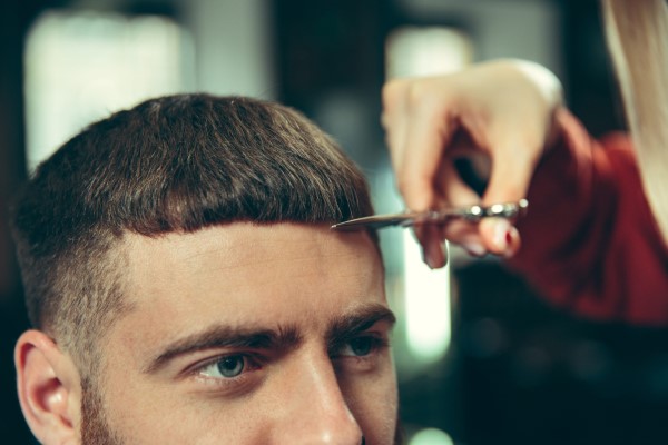 Männerfrisuren 2021 – diese Haarschnitte liegen nun voll im Trend caesar schnitt