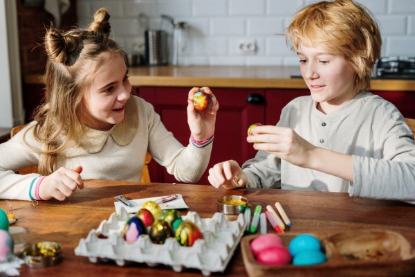 Ostereiersuche zu Hause und im Garten – kreative Ideen für Groß und Klein kinder ostereier bemalen suchen