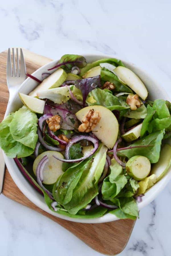 Salat aus roten Blättern, Birnen und Walnüssen Osterbrunch Rezeptideen
