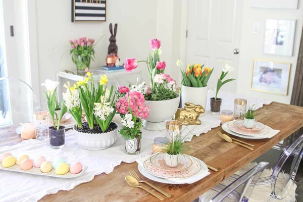 Tischdeko zu Ostern Ostertisch dekorieren Frühlingsblumen Pastellfarben