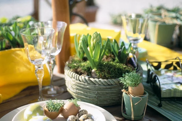 Tischdeko zu Ostern Ostertisch dekorieren grüne Ideen