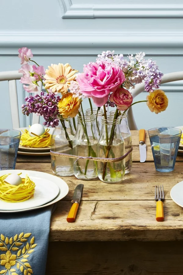 Tischdeko zu Ostern Ostertisch dekorieren rustikale Akzente Blumen