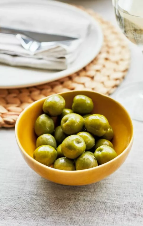 Tischdeko zu Ostern Tisch eindecken Schale Oliven