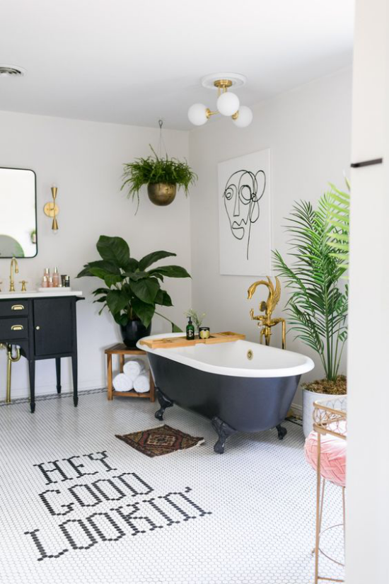 Tropische Deko im Bad Retro Stil freistehende Badewanne mit Löwenfüßen grüne Pflanzen Messing und Kupfer Akzente