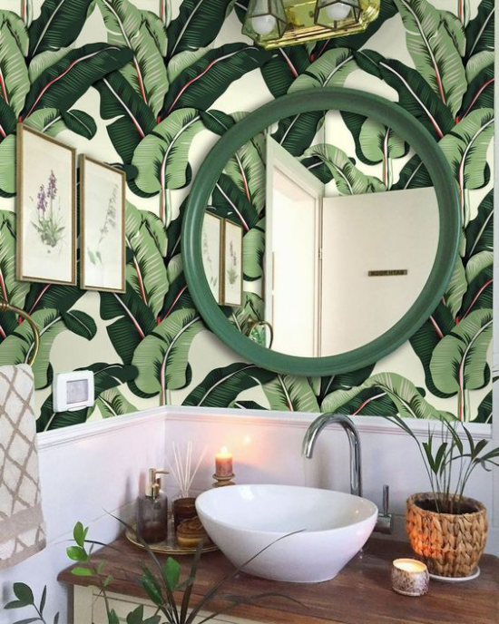 Tropische Deko im Bad Tapeten üppige Palmenblätter runder Spiegel Waschbecken Holz Bambus Korb