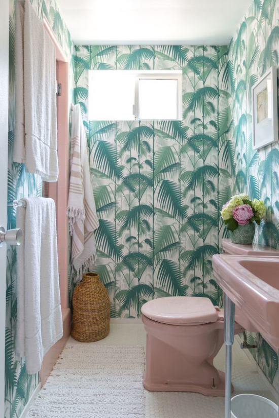 Tropische Deko im Bad exotische Tropenblätter Tapete viel Grün Waschtisch WC Tücher in Rosa gute Kombi Flechtkorb weißer Läufer