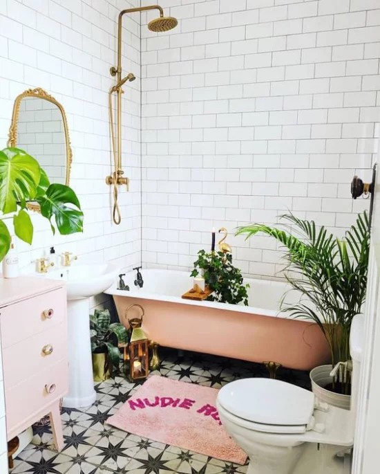 Tropische Deko im Bad exotisches Ambiente freistehende Badewanne rosa Accessoires goldene Akzente Dusche Spiegelrahmen