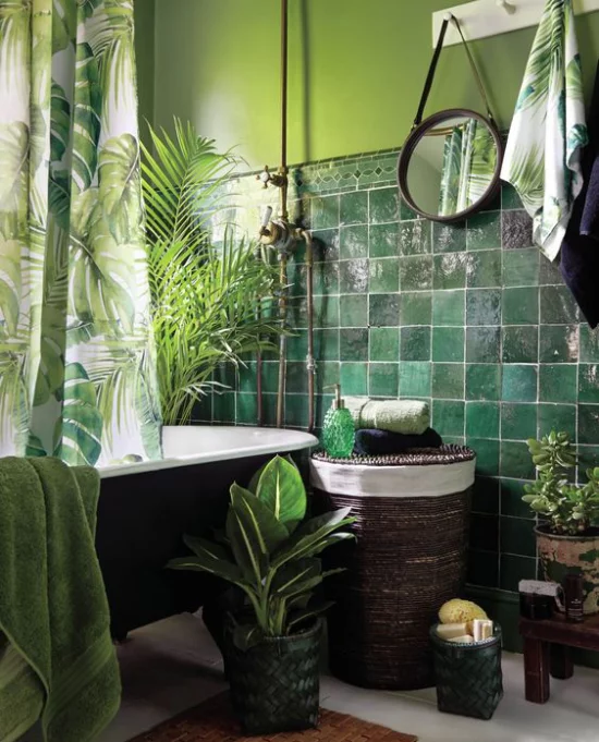 Tropische Deko im Bad grüne Fliesen Badewannen Zwergdattelpalme Geldbaum kleiner runder Wandspiegel Flechtkorb