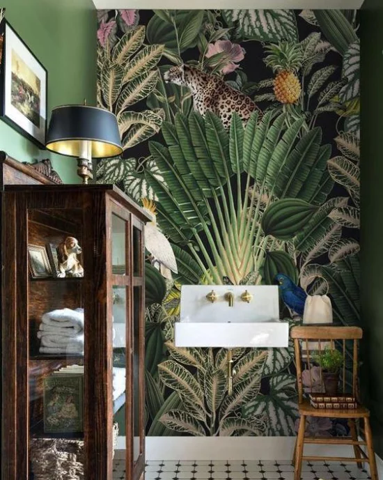 Tropische Deko im Bad hoher Schrank Lampe darauf exotische Tapete dunkle Farben
