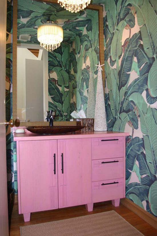 Tropische Deko im Bad rosa Schrank Wandtapeten exotische Muster Hängeleuchten passende Beleuchtung Spiegel