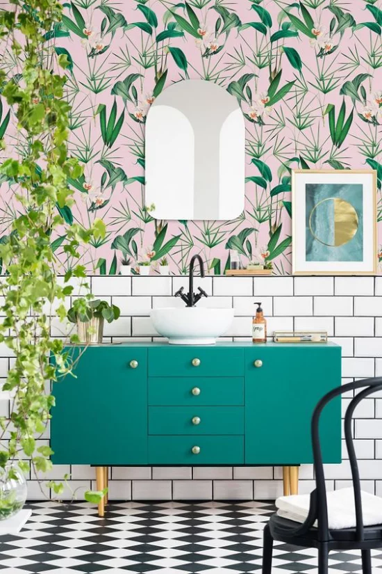 Tropische Deko im Bad schicke Raumgestaltung stimmungsvoll Tapeten grüne Pflanze Spiegel Waschtisch schwarz-weiße Bodenfliesen