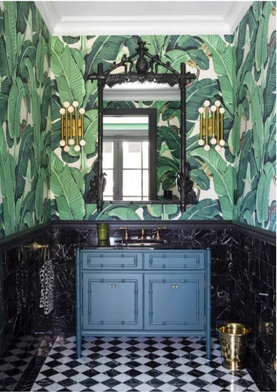  Tropische Deko im Bad schöne Raumgestaltung Wandtapeten große exotische Blätter Waschtisch in Marineblau Messing Akzente