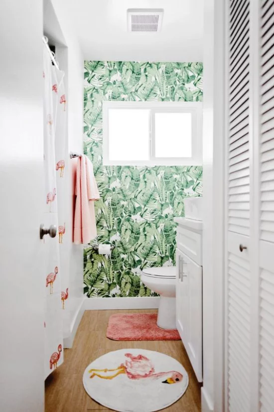 Tropische Deko im Bad schöne Raumgestaltung Wandtapeten grüne Blätter Badvorhang Muster rosa Flamingos