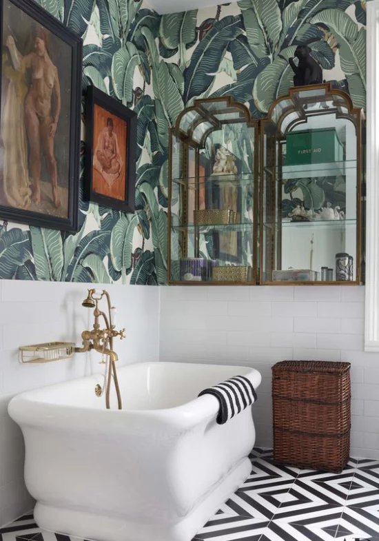 Tropische Deko im Bad weiße Badewanne Wandtapeten exotische Muster große grüne Blätter Bilder